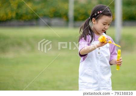 Children lifestyle play 79138810