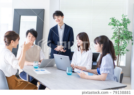 在辦公室開會的商務人士 79138881