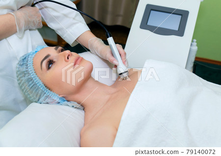 Procedure to correct the female figure in the spa salon Procedure to correct the female figure in the spa salon 79140072