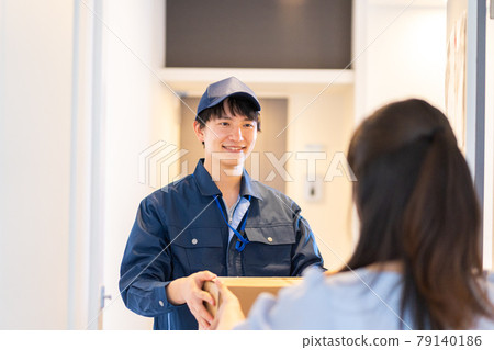 接受快遞的年輕女子 接受快遞的年輕女子 79140186