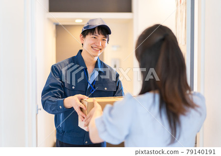 Young woman receiving a courier 79140191