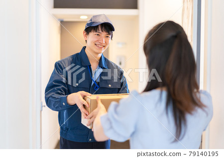 接受快遞的年輕女子 79140195