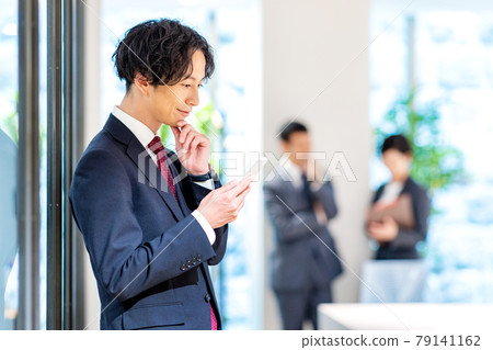 Businessman telephone shooting cooperation "+ SHIFT NOGIZAKA" Businessman telephone shooting cooperation "+ SHIFT NOGIZAKA" 79141162