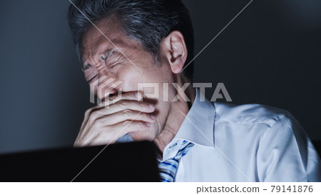 中間人、商人、個人電腦、加班、加班、壓力 中間人、商人、個人電腦、加班、加班、壓力 79141876