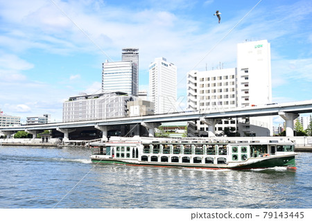 在夏日的天空中蔓延的隅田川，在藍天下從隅田川下流的水上巴士，隅田川的特產水上巴士 79143445