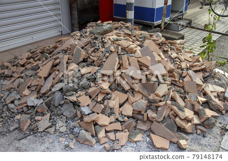 A pile of rubble 79148174