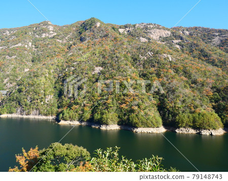 Autumn leaves of Lake Yasaka Autumn leaves of Lake Yasaka 79148743