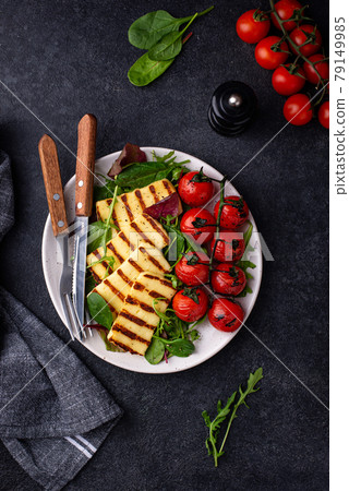 Vegetable salad with grilled halloumi cheese Vegetable salad with grilled halloumi cheese 79149985