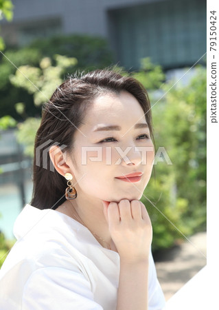 從遠處看可愛的女人美元 79150424