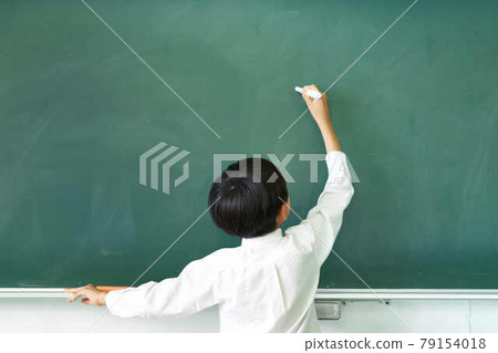把粉筆放在黑板上的男孩的背影 79154018