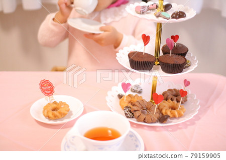 Home party with chocolate cupcakes with kids on Valentine's Day Home party with chocolate cupcakes with kids on Valentine's Day 79159905