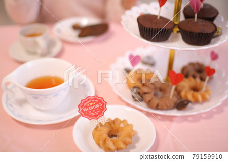 Home party with chocolate cupcakes with kids on Valentine's Day Home party with chocolate cupcakes with kids on Valentine's Day 79159910