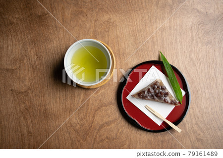 鳥瞰涼爽的 Minazuki 在短腿上喝茶 79161489