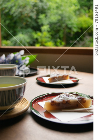 在chabudai上喝茶涼爽的Minazuki 79161491