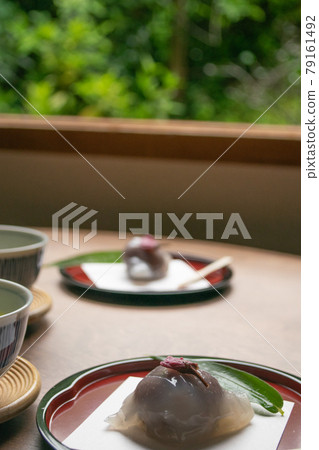 涼爽的葛櫻花放在茶具上 79161492