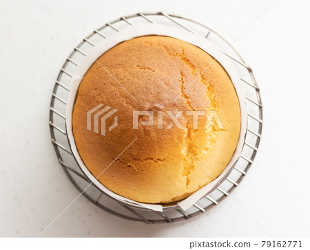一個很好膨脹的海綿蛋糕 一個很好膨脹的海綿蛋糕 79162771