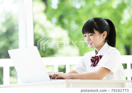 網課PC,初中少女微笑 網課PC,初中少女微笑 79162773