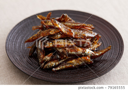 優雅的漆器中煮沸的冶煉 79165555