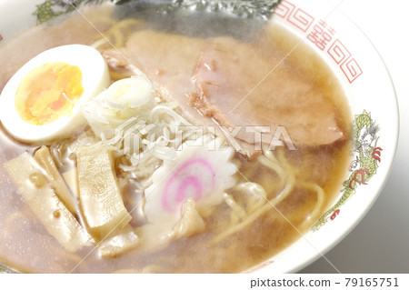 一種傳統的辣醬油拉麵，您可以在攤位上享用各種食材，例如白色背景上的叉燒 79165751