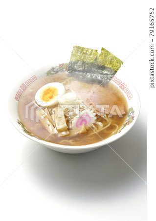 一種傳統的辣醬油拉麵，您可以在攤位上享用各種食材，例如白色背景上的叉燒 79165752