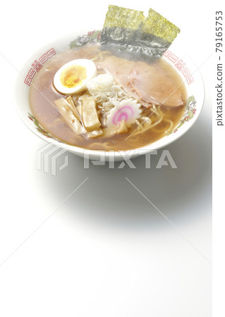 一種傳統的辣醬油拉麵，您可以在攤位上享用各種食材，例如白色背景上的叉燒 79165753