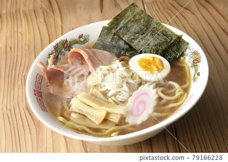 一種簡單的辣醬油拉麵，你可以在攤位上吃，裡面有叉燒、麵筋、火影忍者、煮雞蛋、大蔥和海藻。 79166228