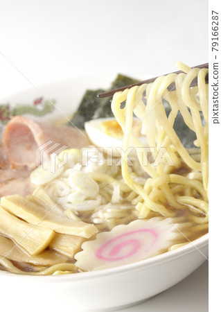 Eat hot soy sauce ramen like you would eat at a stall with various ingredients such as char siu, menma, and Naruto 79166287