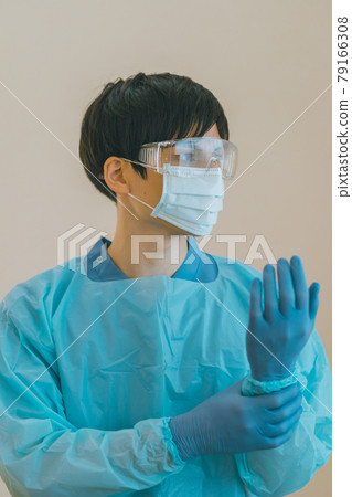 穿著隔離衣和丁腈手套的醫護人員 79166308