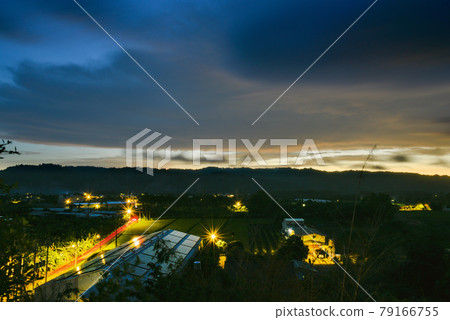 The road lights are bright, the clouds are shining in the distance, Masami is in the distance, the horse tracks are red and Japanese white, and the tracks are red and white in the castle town. The road lights are bright, the clouds are shining in the distance, Masami is in the distance, the horse tracks are red and Japanese white, and the tracks are red and white in the castle town. 79166755