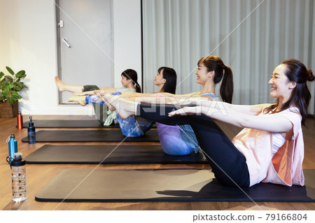 Women who do yoga 79166804