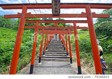 浮羽稻荷神社的樓梯，兩旁是紅色鳥居，是福岡縣的熱門旅遊景點 79166853