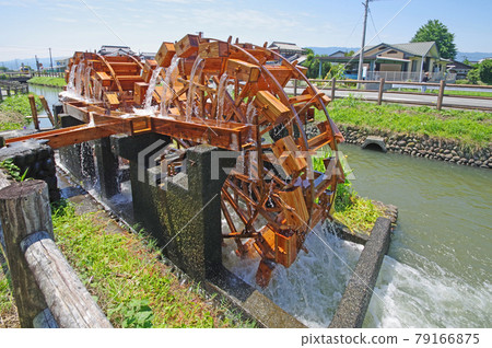 Mishima double water truck in Asakura City that rotates with a splash of water Mishima double water truck in Asakura City that rotates with a splash of water 79166875