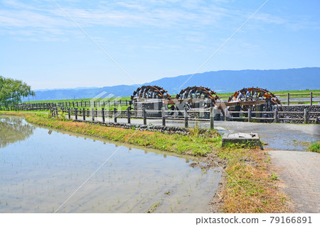 Scenery of the countryside of Asakura City with the Hishino Triple Water Wheels 79166891