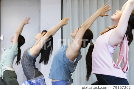 Women who do yoga Women who do yoga 79167202
