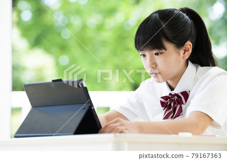 Online class tablet girl junior high school high school student 79167363