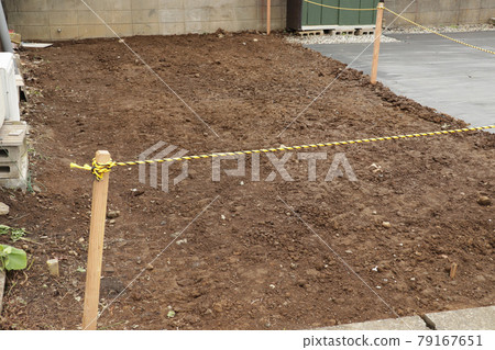 Clear land after demolition of the house 79167651