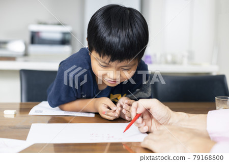 Elementary school student to study Elementary school student to study 79168800