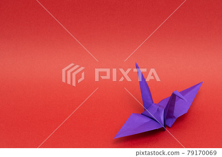 紅色背景中的紫色紙鶴 79170069