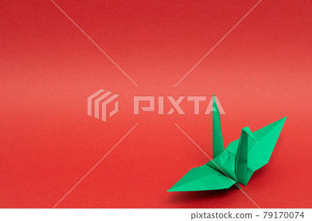 紅色背景中的綠色紙鶴 紅色背景中的綠色紙鶴 79170074