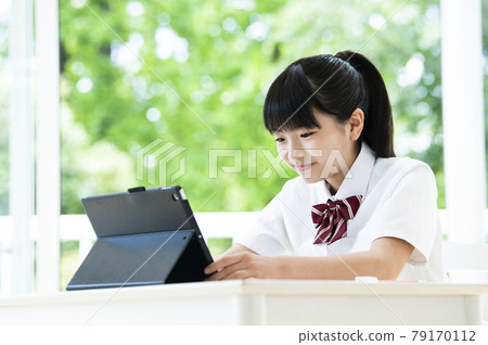 Online class tablet girl junior high school high school student 79170112