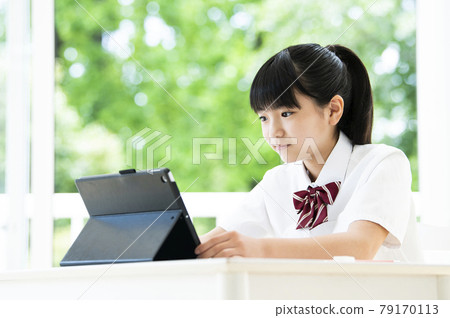 Online class tablet girl junior high school high school student 79170113