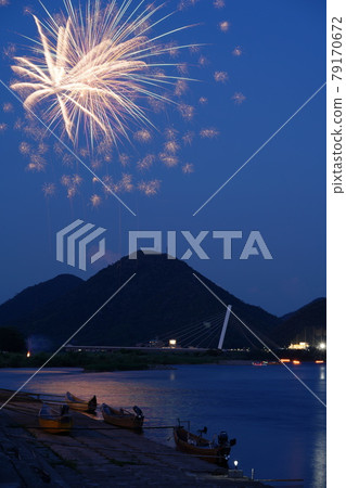 永良河上海開始時的煙花 79170672