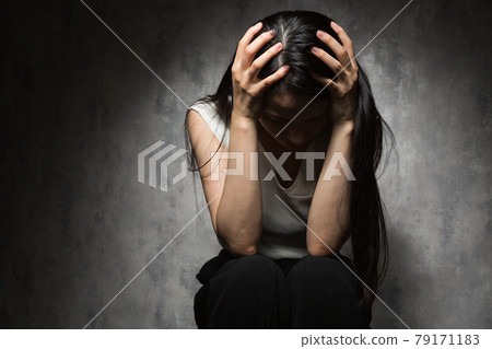 A woman holding a head 79171183