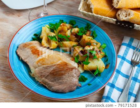 Fried Iberian pig served with potatoes Fried Iberian pig served with potatoes 79171528