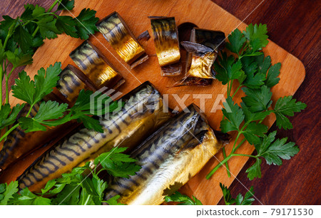 Sliced smoked mackerel with parsley Sliced smoked mackerel with parsley 79171530