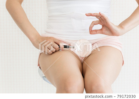 A woman who puts a loupe on her crotch 79172030