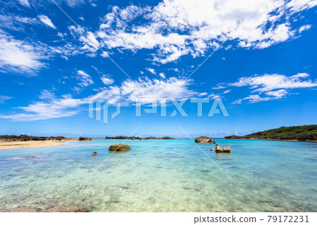 日本沖繩縣宮古島 Shigira 海灘附近的岩石海岸。 79172231