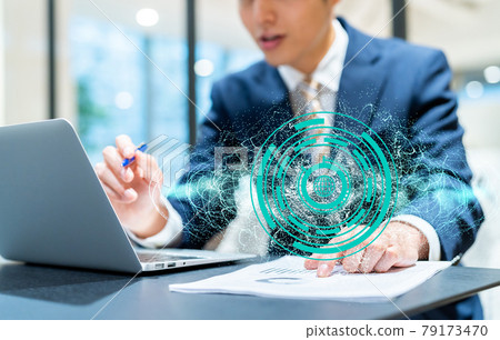 在辦公室使用個人電腦的商人拍攝合作“+ SHIFT NO GIZAKA” 79173470