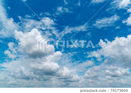 雨季在夏季天空中出現的積雨雲 d-3 淺色調 79173604