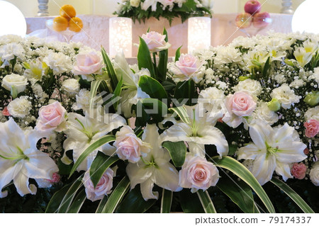 Fashionable flower altar with Casablanca 79174337